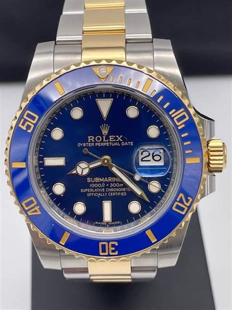 rolex submariner met logo in glas